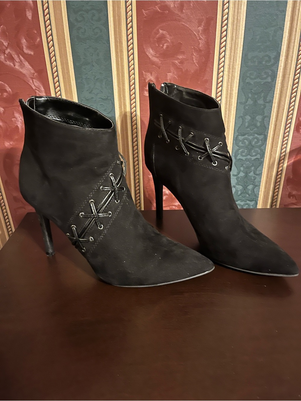 GUESS Black Suede Pointed Toe Ankle Bootie Side Zip Lightweight Women's 8M